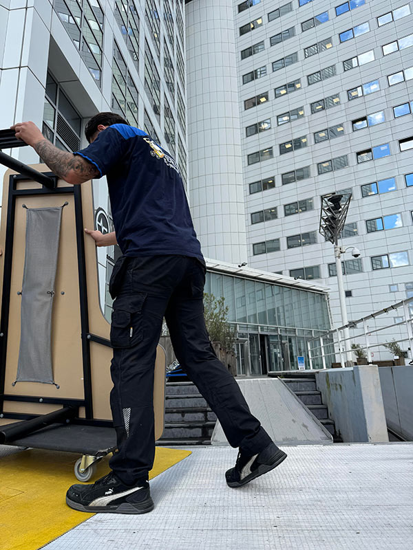 Vakmensen van Verhuisbedrijf Sterk Transport tijdens een bedrijfsverhuizing