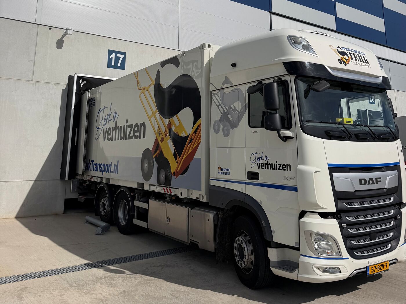 Verhuiswagen van Verhuisbedrijf Sterk Transport bij een laaddock