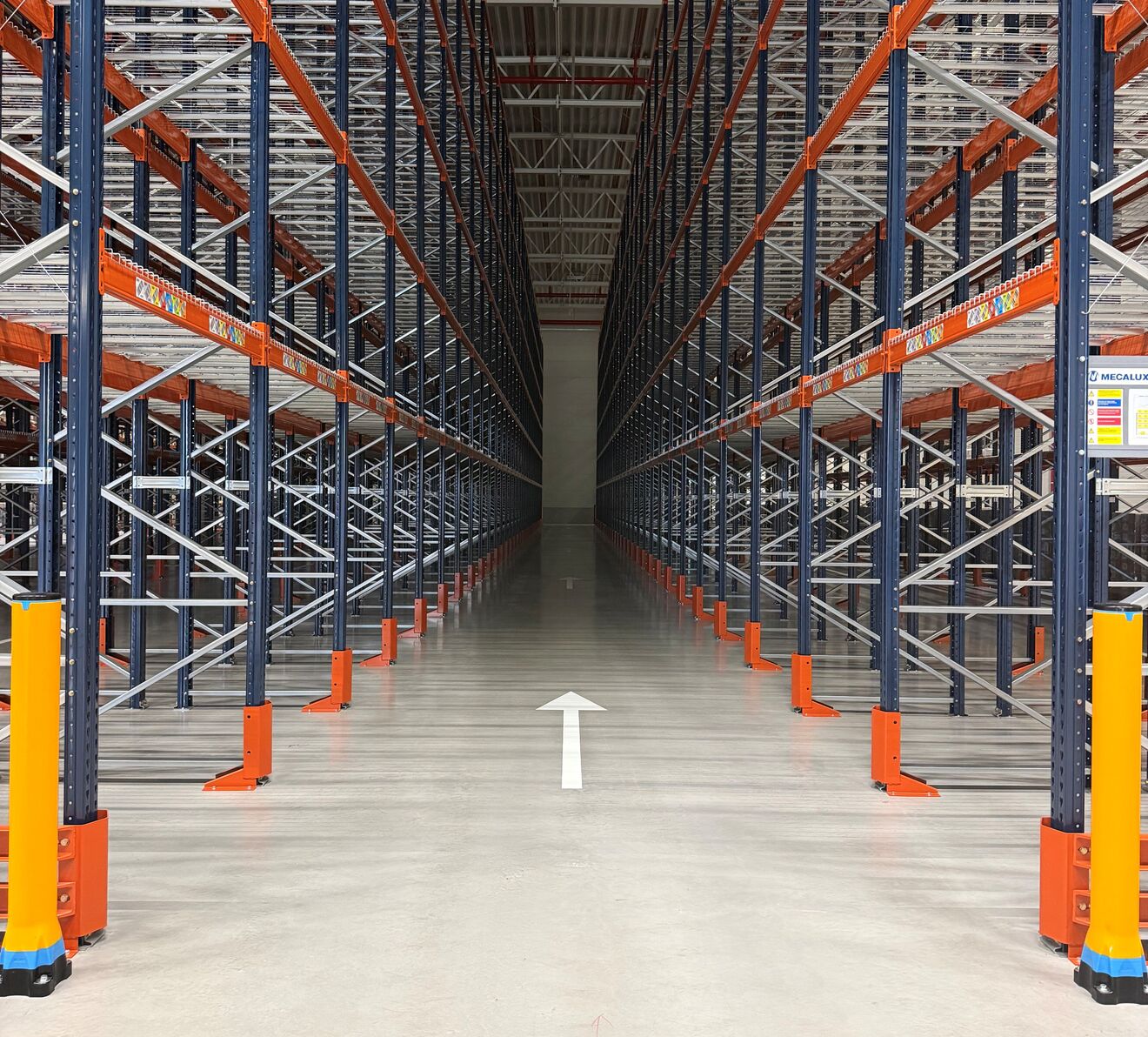 Gangpad tussen hoge palletstellingen in een warehouse
